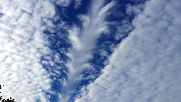 "Skypunch" je jav, ktorý spôsobujú lietadlá, keď preletia cez oblaky. 