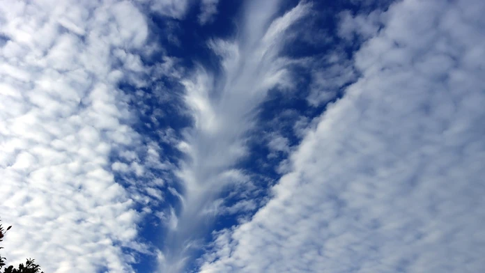 "Skypunch" je jav, ktorý spôsobujú lietadlá, keď preletia cez oblaky. 