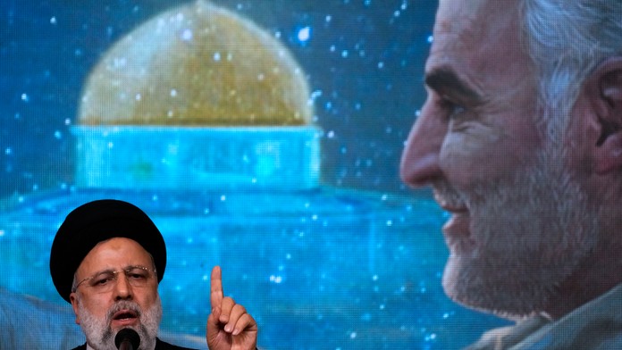 Iránsky prezident Ebráhím Raísí gestikuluje pri príležitosti 4. výročia zabitia generála Kásema Solejmáního.