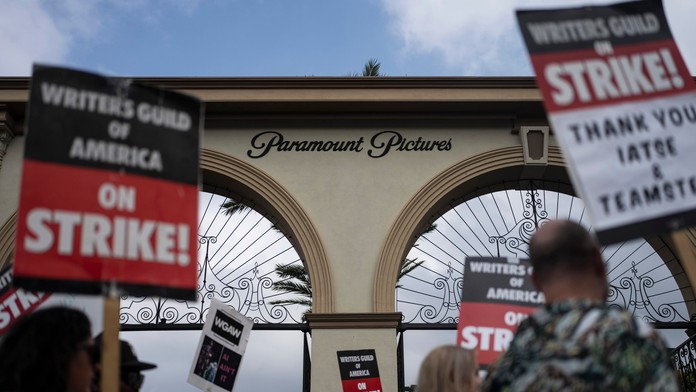 Štrajkujúci scenáristi v Hollywoode.