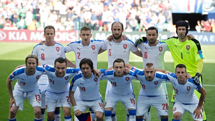 Základná jedenástka českej reprezentácie pózuje pred začiatkom zápasu ME proti Chorvátsku.