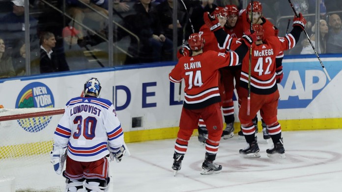 Vodič sa rútil diaľnicou s dieťaťom na rukách