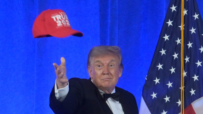 Trump sa opäť zúčastnil večere, kde sa naposledy strieľalo. Šou musí pokračovať, odkázal