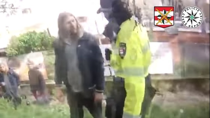 Mestská policajtka konfrontuje muža, ktorý močil na verejnosti.