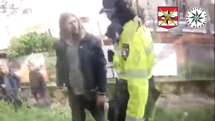 Mestská policajtka konfrontuje muža, ktorý močil na verejnosti.