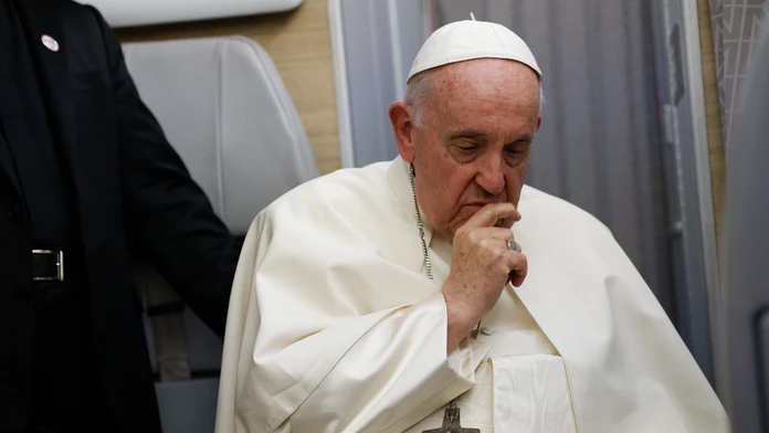 František sa rozpráva s novinármi pred odletom z Kanady.