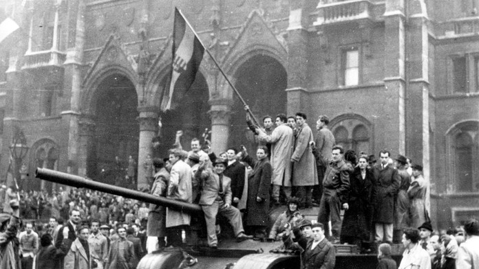 Maďarskí povstalci mávajú trikolórou z tanku