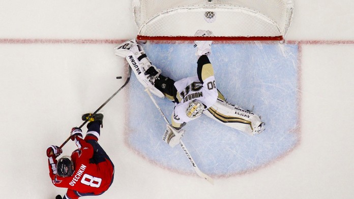 Hokejisti Washingtonu zvíťazili v úvodnom zápase semifinále Východnej konferencie zámorskej NHL nad Pittsburghom 4:3 pp. 