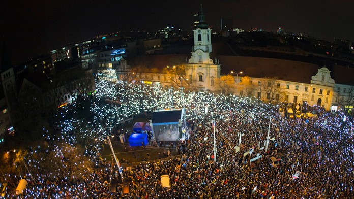Protestné zhromaždenie Za slušné Slovensko na Námestí SNP v Bratislave.