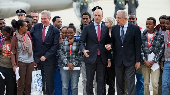 Z Talianska odcestovali prvé skupiny migrantov