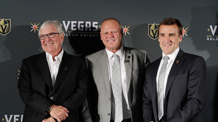 V strede tréner Vegas Golden Knights Gerard Gallant, vľavo majite klubu Bill Foley a vpravo GM George McPhee.