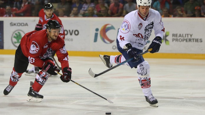 Zľava Ivan Ďatelinka (Banská Bystrica) a Richard Lintner (Výber hviezd) na exhibícii na počesť Mira Hlinku.