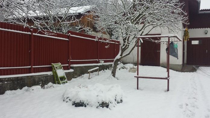 Dnes nasnežilo na polovici Slovenska. Snehová perina takto pokryla dvor v obci Chmeľnica, okres Stará Ľubovňa. 25. novembra