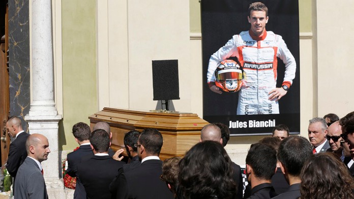Pochovali jazdca F1 Julesa Bianchiho, ktorý zomrel na následky nehody.
