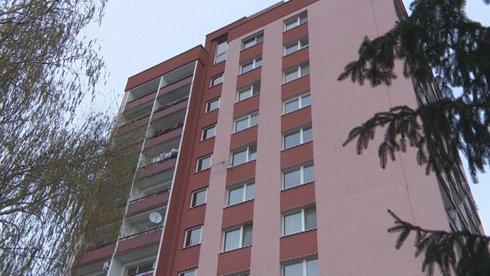 Bytovka, v ktorej býva hlučný sused.