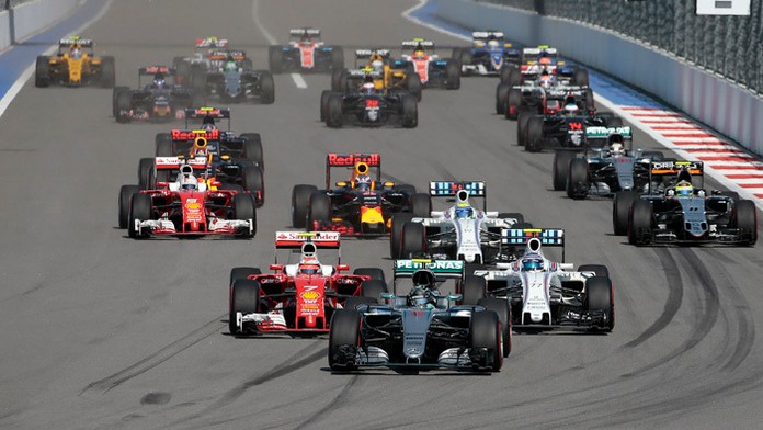 Nemecký jazdec F1 na Mercedese Nico Rosberg vedie po štarte pretekov VC Ruska v Soči.