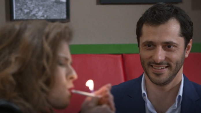 Zo sivej myšky vulgárna rebelka. Ema je na nepoznanie a poriadne vyvádza