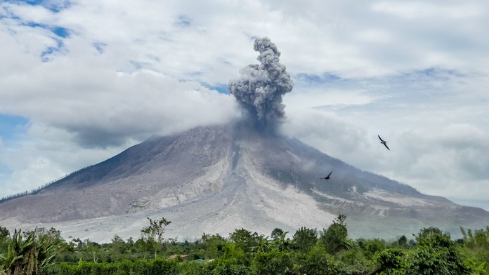 V Indonézii vybuchlo niekoľko sopiek. Úrady evakuovali tisíce ľudí
