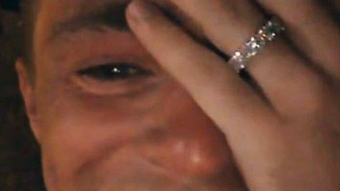 Hviezda seriálu Arrow sa pochválila snubným prsteňom. Od muža