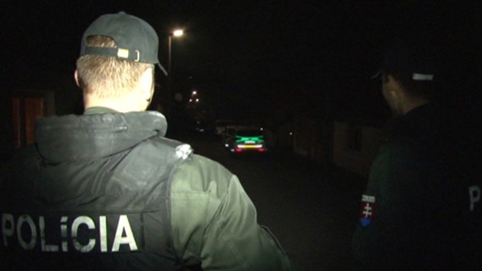 Uzavretá Fučíkova ulica v Handlovej po tragédii.