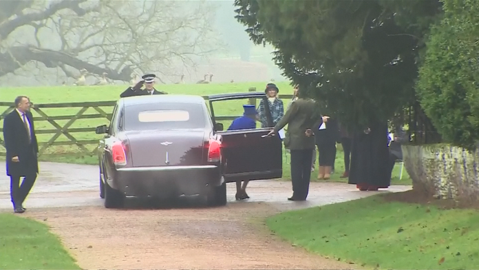 Britská kráľovná Alžbeta II. vystupuje ide na bohoslužby