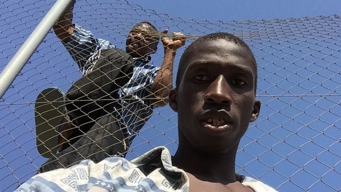 Príbeh utečenca je vymyslený. Pozeráte sa na španielskeho hádzanára