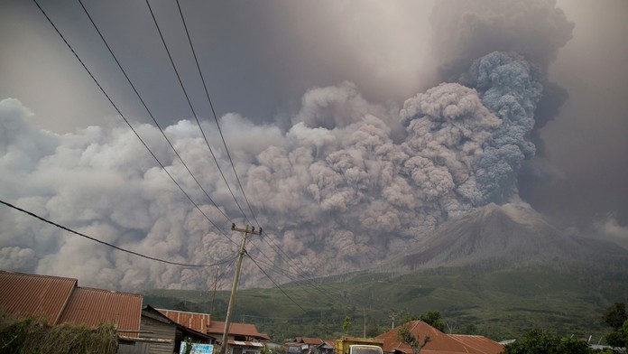 Sopka chrlila popol do výšky viac ako 5000 metrov. 