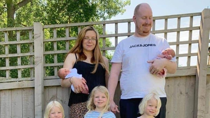 Manželia so svojimi potomkami.