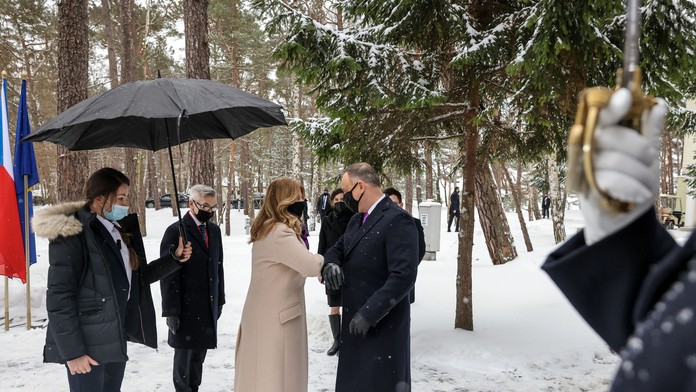 Ľudia s ochrannými rúškami kráčajú ulicami v centre Atén.