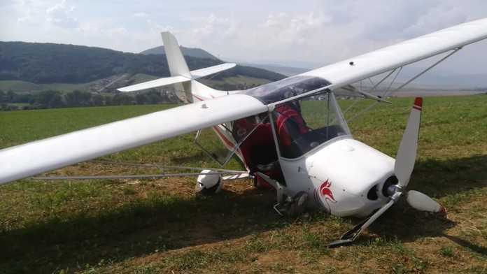 Lietadlo Apollo Fox po núdzovom pristátí.