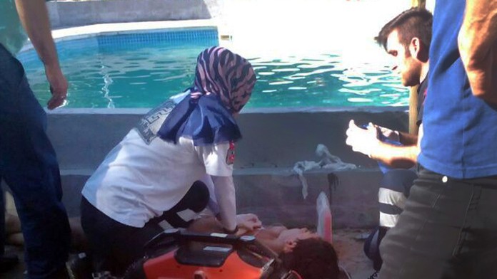 Tureckí zdravotníci pomáhajú osobe, ktorá bola zasiahnutá elektrickým prúdom v  akvaparku.