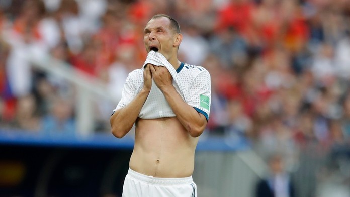 Ruský veterán Sergej Ignaševič reaguje v osemfinále MS 2018 proti Španielsku.