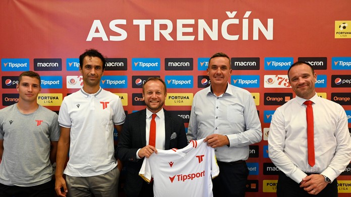 Zľava Trenčan Samuel Lavrinčík, tréner Peter Hlinka, generálny manažér Róbert Rybníček, Martin Tabák z Tipsportu a marketingový 
