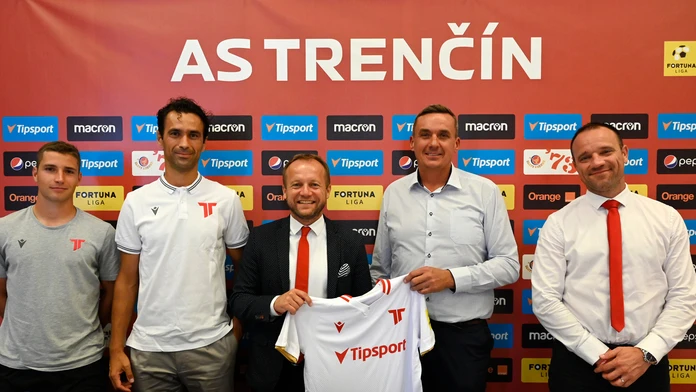 Zľava Trenčan Samuel Lavrinčík, tréner Peter Hlinka, generálny manažér Róbert Rybníček, Martin Tabák z Tipsportu a marketingový 