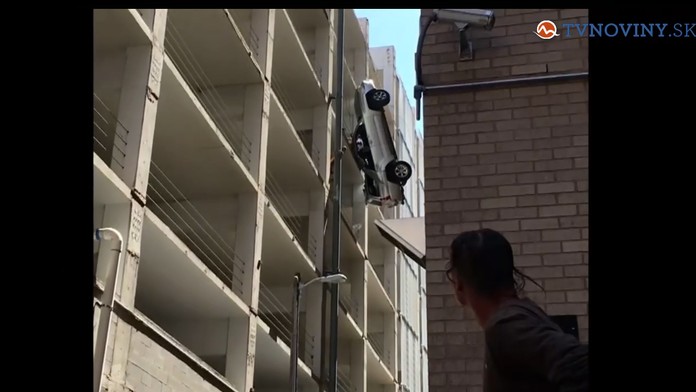 Auto viselo z garáže.