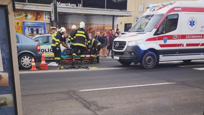 Biatlonista Dominik Landertinger oslavuje tretie miesto vo vytrvalostných pretekoch na MS 2020.