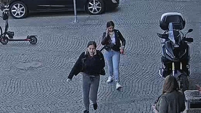Na snímke dve podvodníčky, ktoré okradli seniorov.