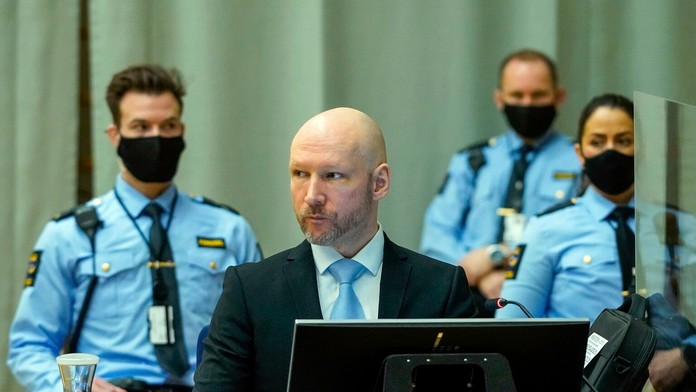 Nórsky masový vrah Anders Behring Breivik sedí počas druhého dňa  pojednávania v telocvični väznice Skien.