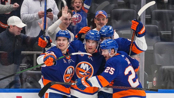 VIDEO: Bo Horvat zariadil triumf Islanders čistým hetrikom. Posledná jednotka draftu sa zapísala do histórie