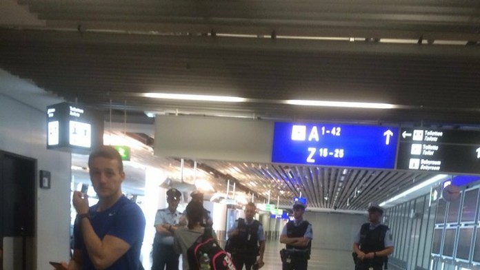 Polícia uzatvára terminál.jpg