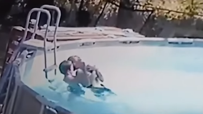 VIDEO: Žena dostala v bazéne epileptický záchvat. Desaťročný syn jej opäť zachránil život