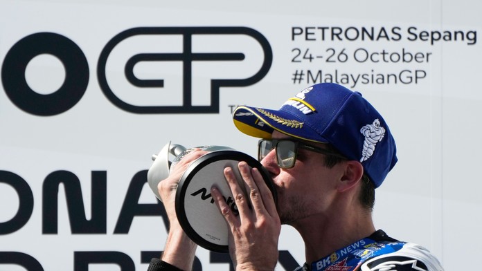 Zraneného brata zastúpil dokonale, Alex Marquez ovládol VC Malajzije. Hviezdny Talian mal opäť smolu