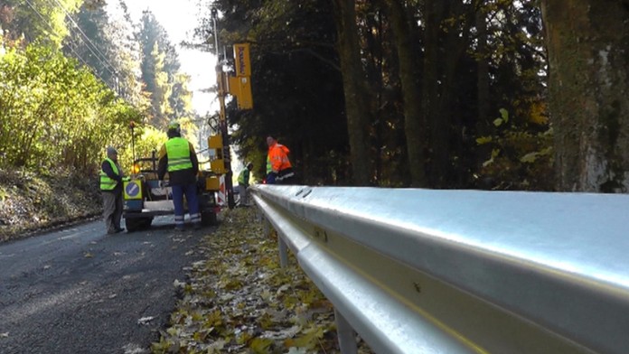 Robotníci dávajú zvodidlá na ceste do Kremnických Baní.