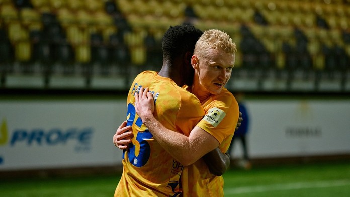 Futbalisti Pohronia Alieu Fadera (vľavo) a James Weir sa tešia po góle do siete FC ViOn Z. Moravce-Vráble.