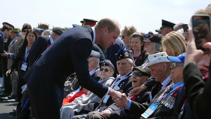 Princ William na oslavách vylodenia spojencov v Normandii.