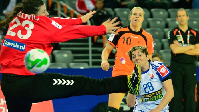 Lýdia Jakubisová strieľa cez brankárku Holandska Jasmine Jankovičovú.