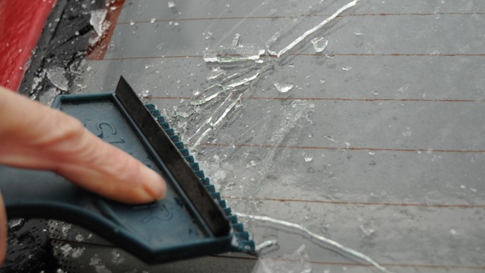 Mrznúci dážd spôsobil kritickú situáciu.