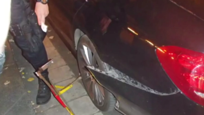 Opitý muž v Prahe sa snažil odísť aj s papučou.