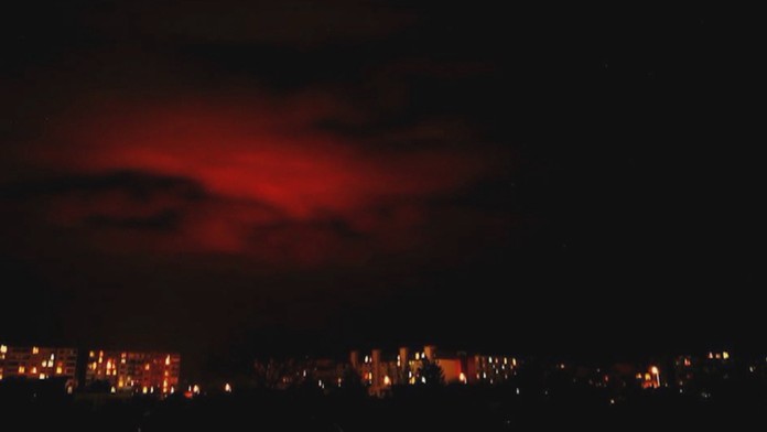 Záhadná žiara vyvolala medzi obyvateľmi diskusiu. 