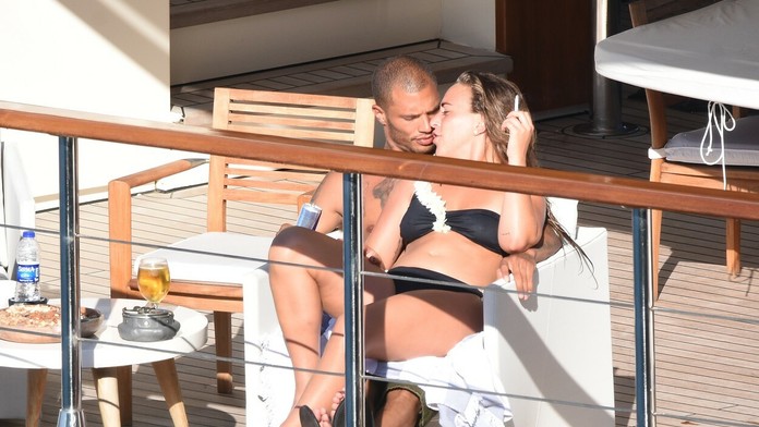 Najsexy zločinec sa bozkával s milionárkou. Teraz sa vrátil k manželke